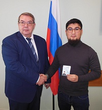 Вручение консульской карточки Почетному консулу Кыргызской Республики